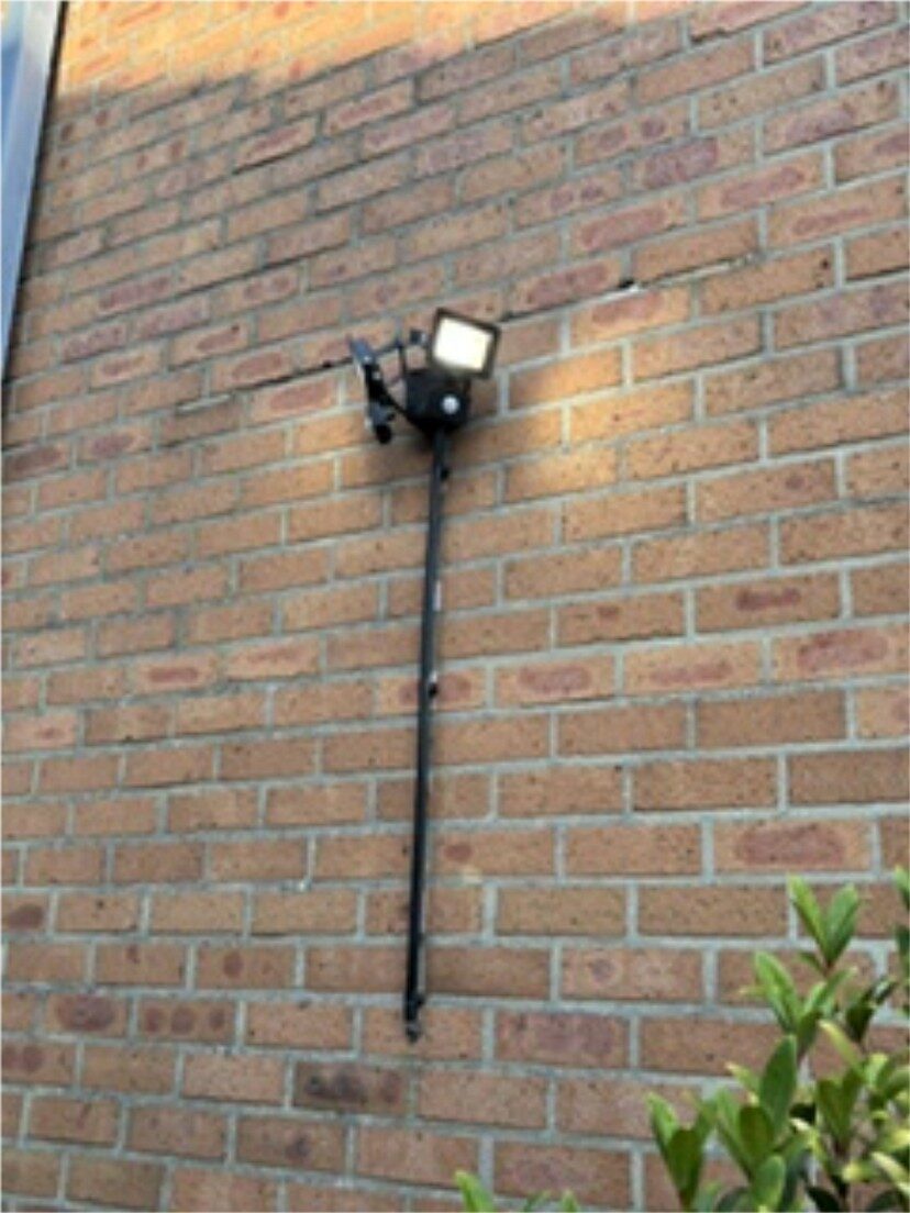 Nieuwe buitenlamp met bewegingssensor, netjes gemonteerd in een kabelgoot