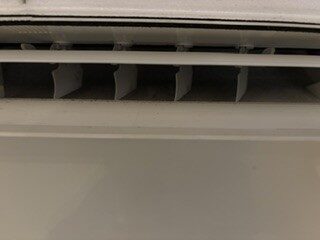 Gereinigde binnenunit van een airco na onderhoud